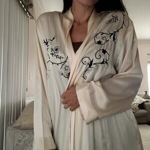 Vtg Victoria Secret Embroidered Robe Ivory Black Flowers Vines